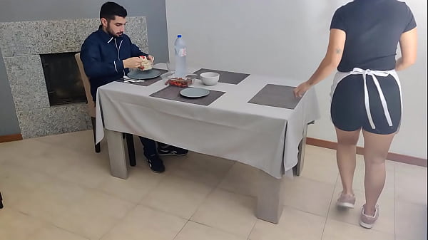 Camare folla con el cliente debajo de la mesa y se llena de esperma en su coño cremoso