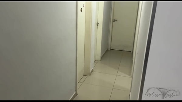 Dois negrões Pirocudos e uma ruiva milf sendo bem fodida.