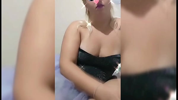 Gostosinha é flagrada em momentos de putaria